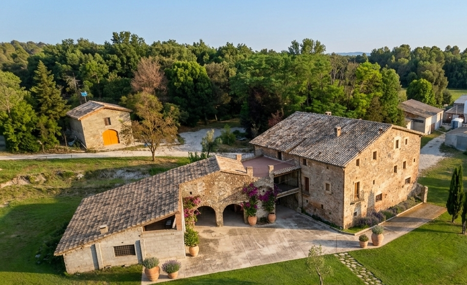 Mas Vall-Llovera with garden